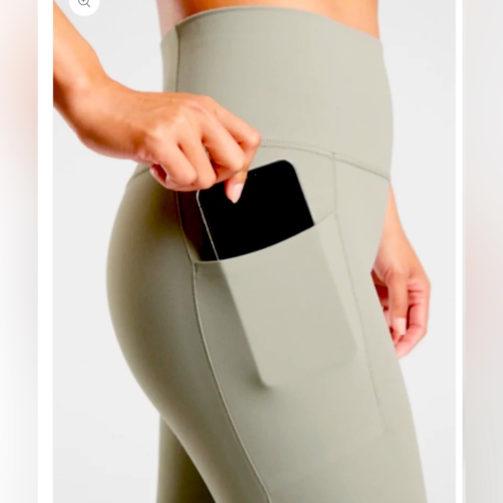 ATHLETA Salutation Stash Pocket size Small Sage Green